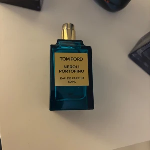 Tom Ford parfym - Exklusiv parfym från Tom Ford i doften Neroli Portofino.  Innehåller 50 ml Eau de Parfum, perfekt sommar doft, med dens fräscha och citrusaktiga dofter. Den är halv full men luktar väldigt mycket så räcker med 1-2 sprut till speciella tillfällen så räcker länge.
