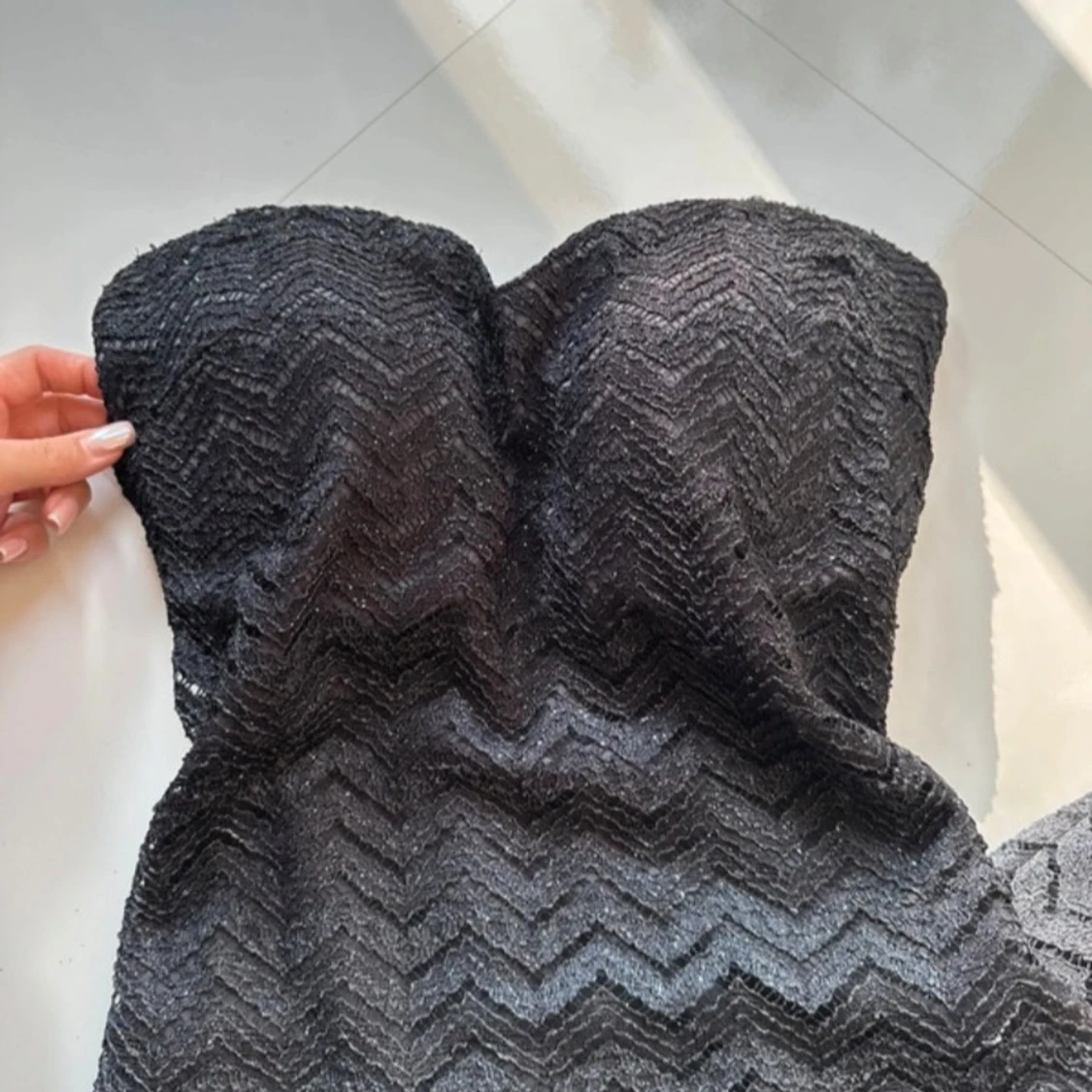 Svart axelbandslös långklänning med zickzackmönster - 2