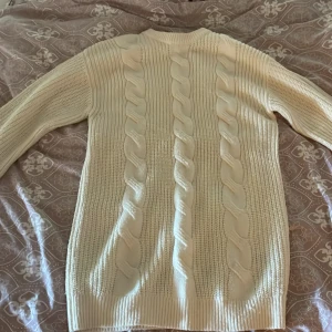 Stickad klänning från H&M  - En jätte fin stickad lång klänning som är använda bara 2 gånger och ä i storlek XXS säljer för jag inte änvänder är i mycket bra skick ❤️