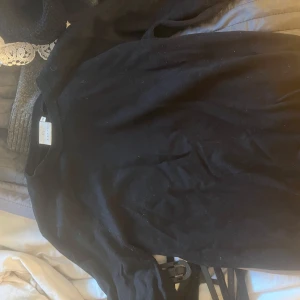 Tre kvarts ärmad svart T-shirt  - Säljer min svarta T-shirt med tre kvarts ärmar, den används inte längre därför säljer jag.💕