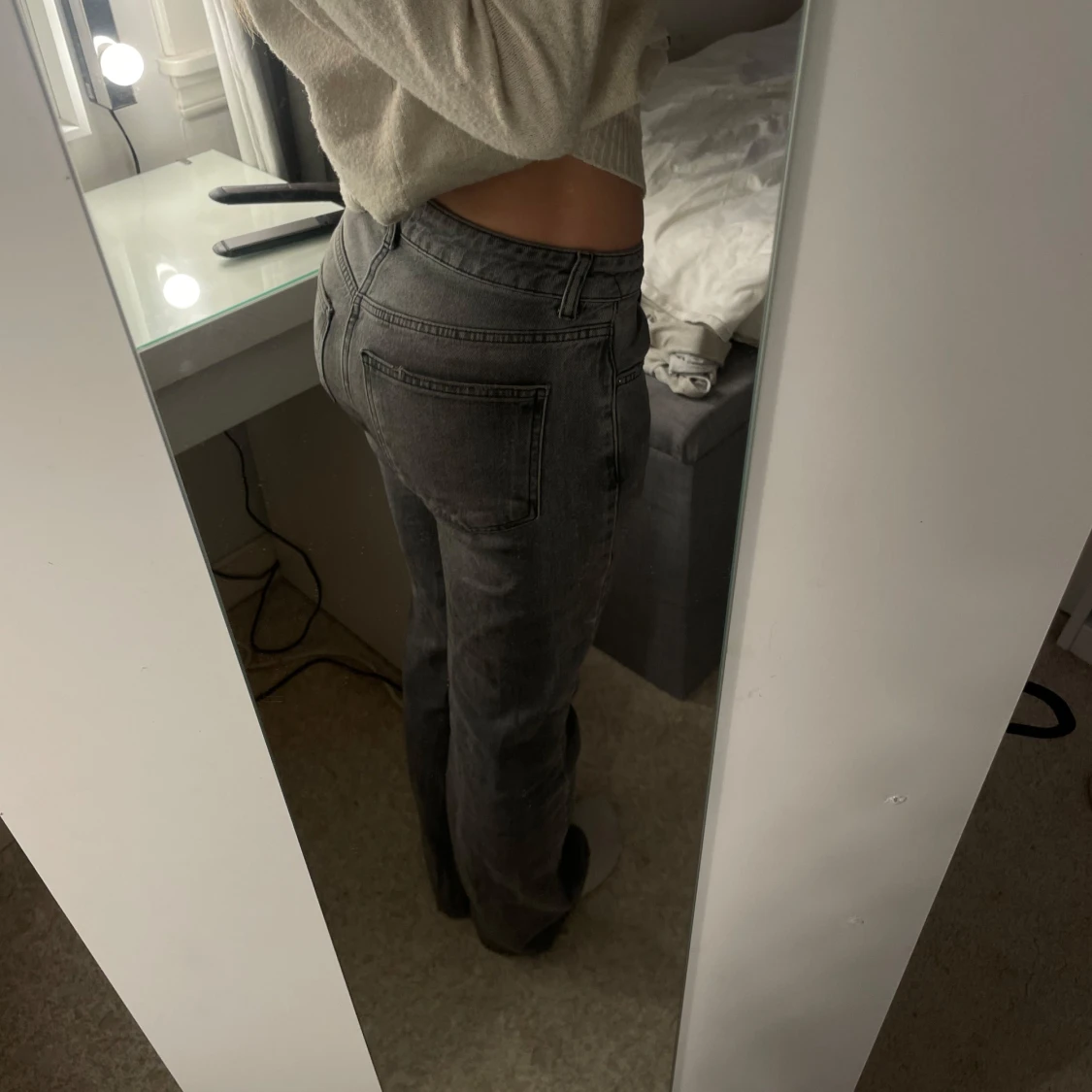 Gråa lågmidjade jeansbyxor - 1