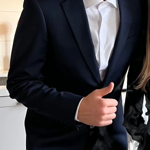 Mörkblå kostym från Dressmann 48, 31/34 - Säljer en stilren mörkblå kostym från Dressmann i slim fit-modell. Kavajen har klassisk passform med två knappar (storlek 48 long) och byxorna har storlek 31-34. Materialet känns mjukt och följsamt. Använd vid 2 tillfällen så i nyskick. Perfekt för dig som är lång och behöver en kostym till konfirmation, skolbal, student, etc. Funkar bra året runt och ser exklusiv ut. 