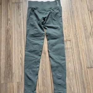 Gröna leggings från DFYNE - impact i färgen pistachio. Används enstaka gånger men slutat användas då jag har flera av dessa som jag tagit före. Älskar dom här tightsen då de sätter sig så fint och är bekväma! Inga defekter, som nya!