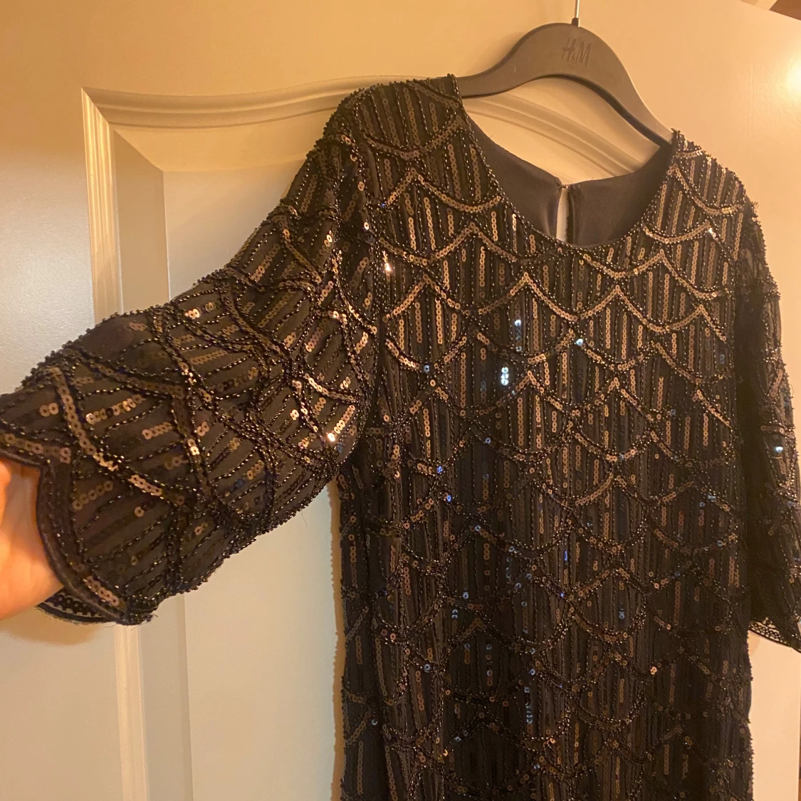 Svart paljettklänning med mönster - 3