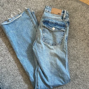 Ljusblå jeans - Ljusblåa jeans från Lager 157. Dem är klippta nertill då dem va för långa, men tycker det blir en snygg detalj. Bra skick på dem annars 🫶🏼