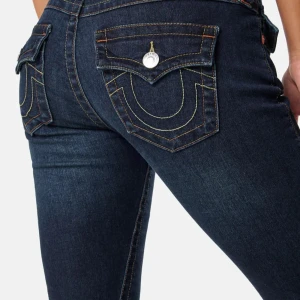 True religion jeans - Joey low Rise i färgen mörkblå. Prislapp kvar