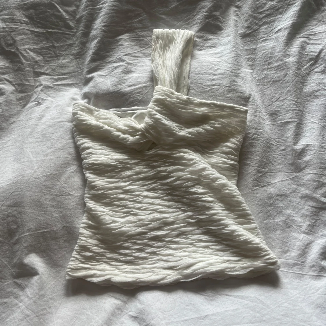 Vit oneshoulder topp från Millinary