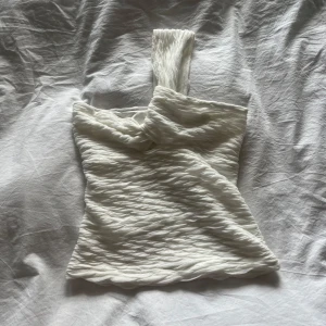Vit oneshoulder topp från Millinary - Supersnygg topp💕💕 superbra skick
