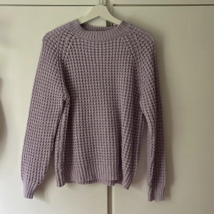 Ljuslila stickad tröja från lager 157 - Storlek XS men skulle mer säga S eller till och med M. Jättemysig och inte alls stickig