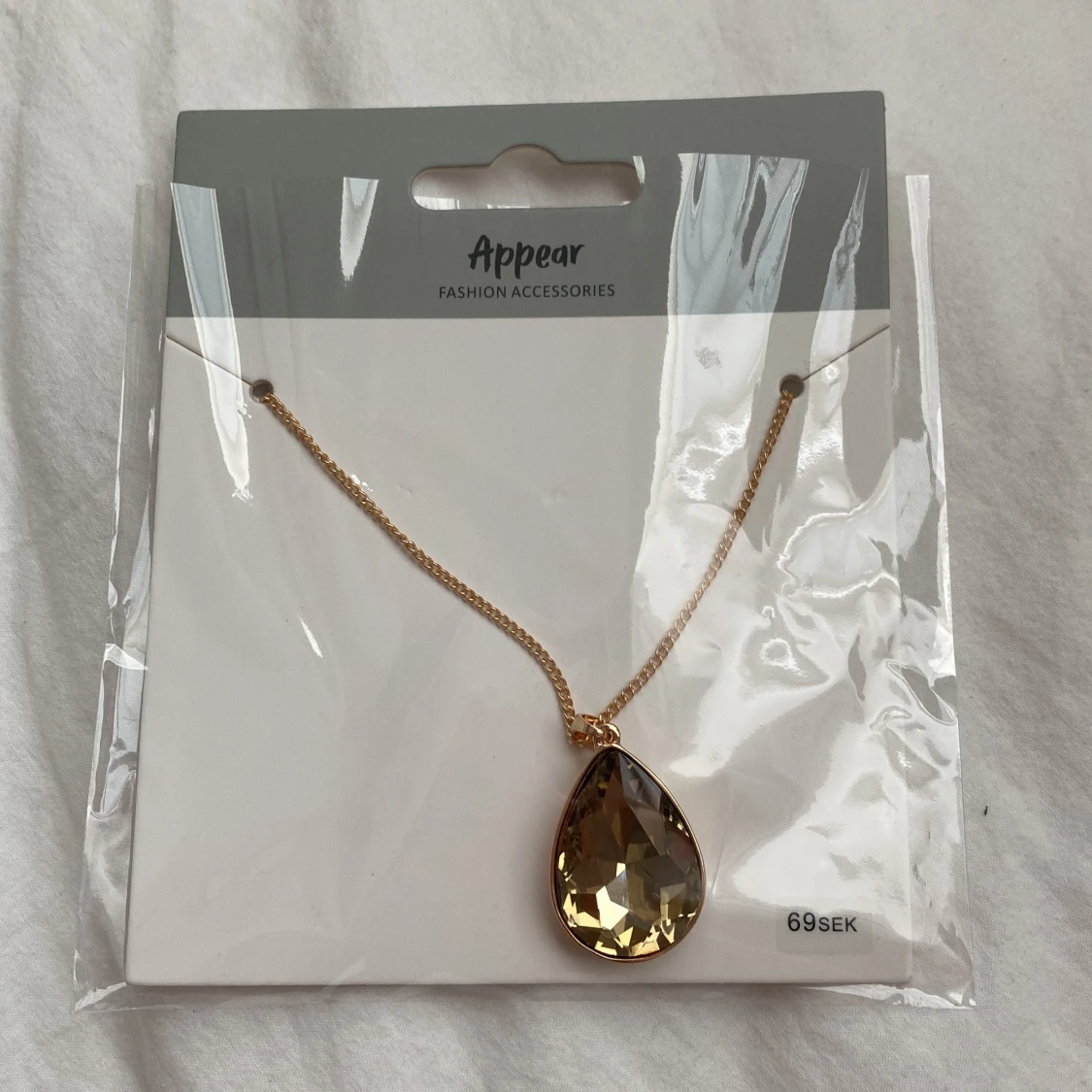 Halsband med droppformad kristall från Appear