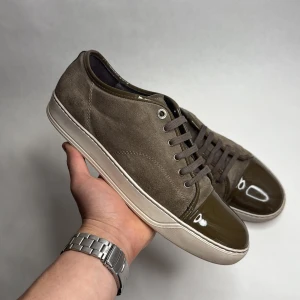 Lanvin Cap Toe  - Lanvin cap toe i storlek Uk9 motsvarar EU 43 färgen är khaki grön men liknar mer grå. skorna är i bra skick 8/10 inte trasiga eller större märken på användning. Nypris 5000kr mitt pris 2600kr disskuterbart vid snabb affär 