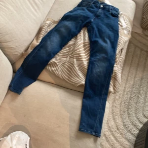 Blå Replay jeansbyxor herr - Säljer ett par klassiska blå jeans från Replay, modell med fem fickor och snygga slitningar. Byxorna har normal passform och raka ben. Märkeslapp bak i midjan och tydliga Replay-detaljer. Perfekta till vardagslooken.