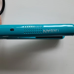 Turkos plattång från Urban, Gama - Säljer en turkos plattång från Urban GAMA med slät, svart värmeplatta. Perfekt för att styla håret rakt eller skapa mjuka vågor. Smidig och lätt att använda med enkel av/på-knapp. Snygg färg som sticker ut i badrumsskåpet. Liten och smidig rese platt tång.