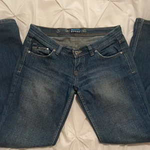 lågmidjade jeans - Säljer ett av mina favoritjeans då de är för små för mig. De är i jättebra skick förutom några hål där ett skosnöre har suttit för att dra åt i midjan, men inget som märks när man har på sig dom💕 Midjemått: 40, och innerbenslängd: 79. Pris kan diskuteras vid snabb affär. Hör av dig om du har frågor!💕