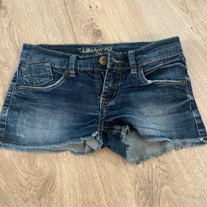 Lågmidjade jeansshorts - Säljer ett par skitsnygga jeansshorts 💗pris kan diskuteras bara att fråga om ni har några funderingar eller om ni vill ha flera bilder💕