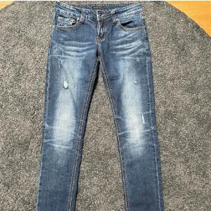 Nudie Jeans - Säljer dessa riktigt snygga nudie jeans med en snygg tvätt. Dom är i väldigt bra skick och är i storleken 27/33 men sitter som 28/30. Skriv vid minsta fråga/ fundering👌