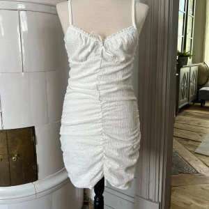 Vit klänning  - Klänning köpt på H&M i storlek M🩷Använd endast en gång! 