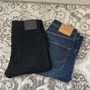 1 par Jack & Jones jeans - Ett par svart jeans. Jeansen har en stilren design med en bakficka och en diskret etikett. Perfekt för en avslappnad stil. Hör av er vid minsta lilla fundering! 🙌🏽