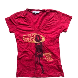 Vintage Röd v-ringad t-shirt med tryck från ICHI - Röd tshirt från ichi. Strl XS men passar en S också. Guldtryck mönster. Påminner om hysteric glamour. 