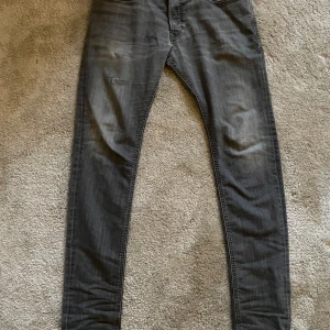 Grå Diesel jeans - Säljer ett par grå slim fit jeans från Diesel. Dem har en snygg wash samt lite snygga slitningar. Dem är i storlek 30. Hör av dig ifall du undrar något😁