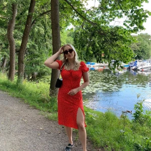 Midiklänning - Supersöt röd klänning. Använd några få gånger, i fint skick! Storlek L men stretchigt tyg så funkar även bra på en i storlek M skulle jag säga. 