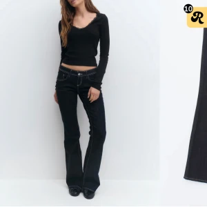 Svarta/mörkblå lågmidjade jeans - Superfina lågmidjade jeans från Gina i nytt skick. Endast använda 1 gång! Kontakta om du vill ha fler bilder 🫶🏻🫶🏻