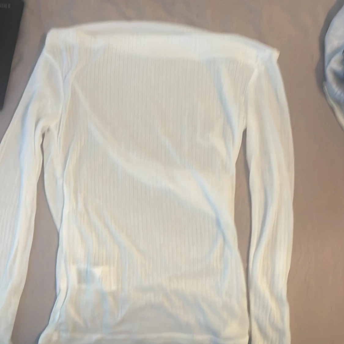 Vit ribbad långärmad topp