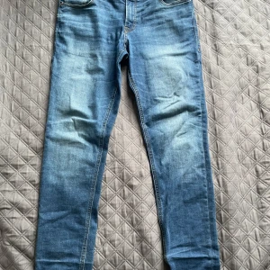 Jack and Jones jeans  - Tvärfeta Jack and Jones jeans i blå färg. Inga defekter på nått sätt och köpte dem för 900kr. Priset går att diskuteras och hör av er vid minsta fråga!