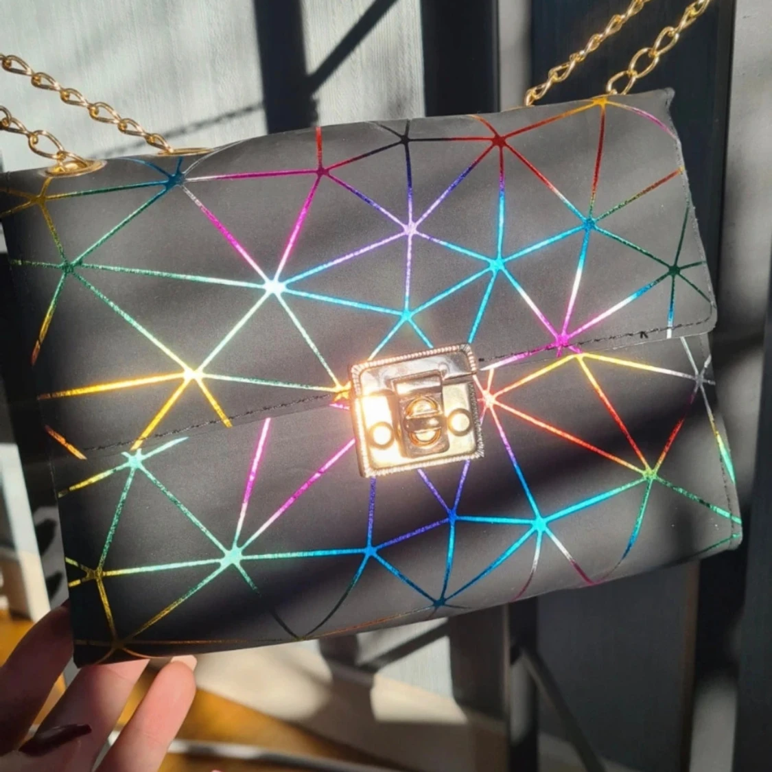 Svart axelremsväska med multifärjade detaljer - 1