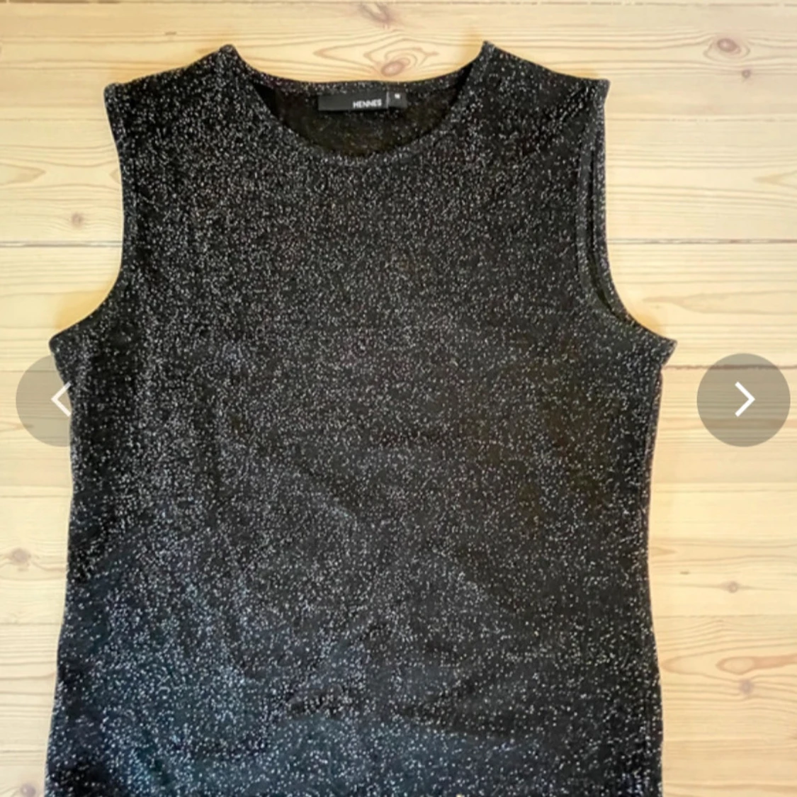 Svart glittrig ärmlös blus från Monki - 3