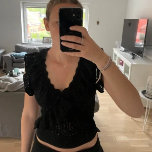 Svart volangtopp med spetsdetaljer - Stickad topp med volanger från Zara. Endast använd en gån och därav i bra skick. Jätte fin men kommer inte till användning och därav säljer jag. Toppen är i storlek S och nypriset 329🌸