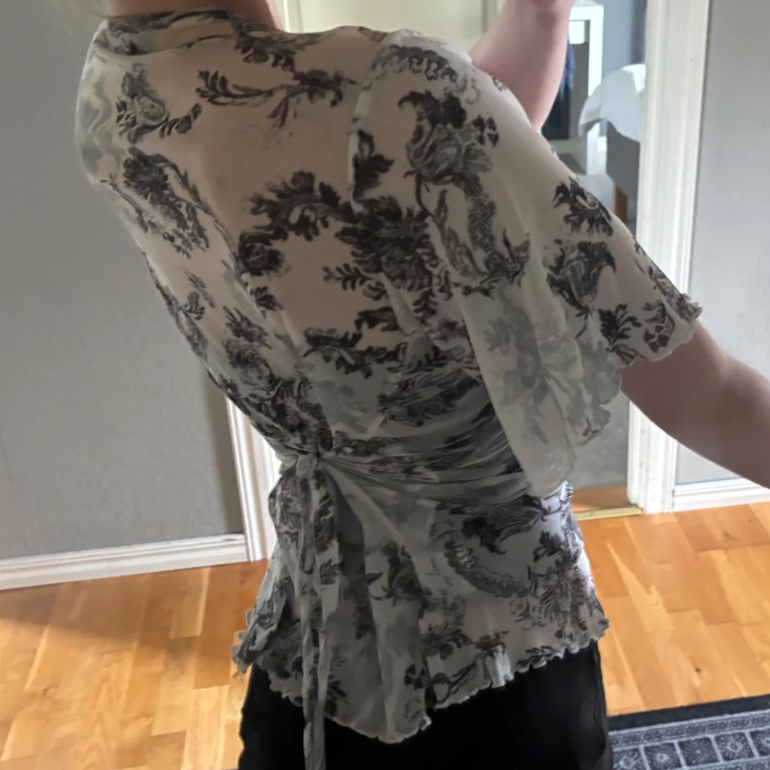 Vit och svart blus med knytband - 2