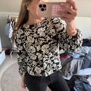 Blommig jacka med puffärmar - Så snygg men har för mycket jackor🤣🤣 