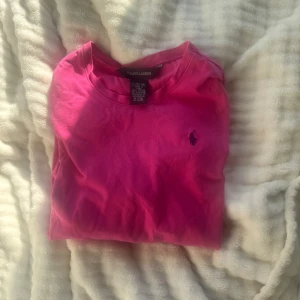 Rosa långärmad tröja från Ralph Lauren - Säljer en k rosa långärmad tröja från Ralph lauren. Perfekt till sommaren. Materialet är mjukt och skönt bomullstyg. Köpt för 749kr 