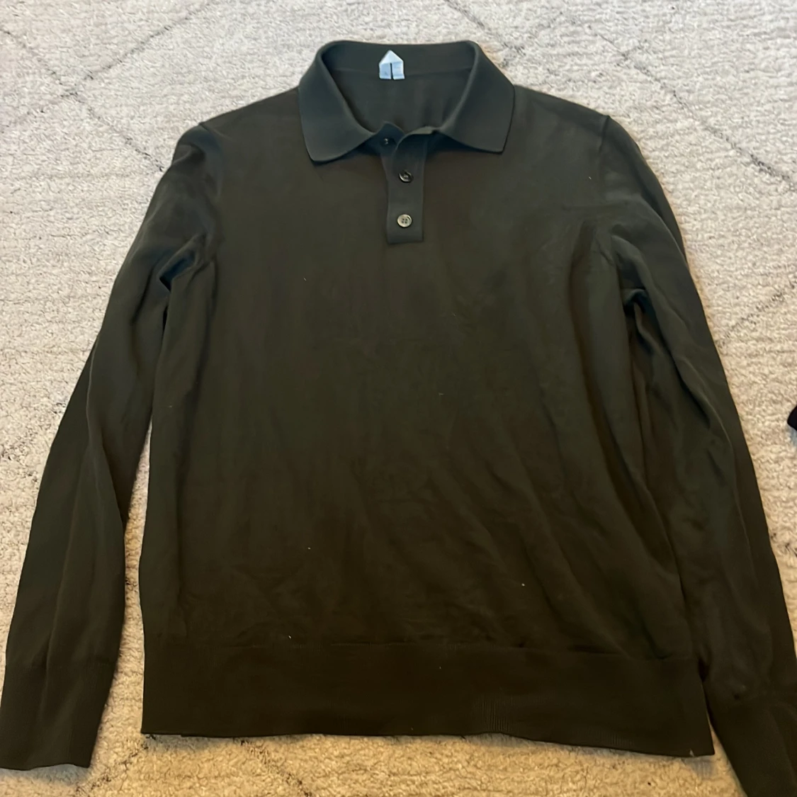 Två långärmade pikétröjor i svart och mörkgrön - 1