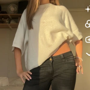 Vit trekvarts ärmad tröja - Säljer denna fina tröjan eftersom den ej kommer till användning längre!! 🥰