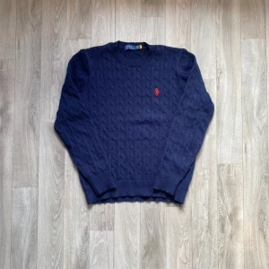Ralph Lauren Knit - • Säljer en Ralph Lauren Cable Knit   • Tröjan är i nytt skick och saknar tecken på användning eller slitage 🙌🏼  • Storlek L och är true to size  • Köp fraktas alltid inom 48h men siktar alltid på samma dag 📦 🙌🏼  • Vid snabb affär så kan priset diskuteras 👍🏼