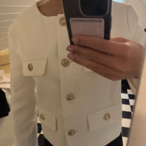 Vit kavajjacka från Zara - Säljer denna överdel från Zara. Går att använda både som en tunnare jacka men också som den är som tröja. Endast använd en gång är därför i väldigt bra skick! I storlek S 