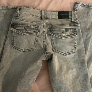grå bootcut jeans! 🤍 - säljer dessa fina byxor! 🤍nydligen köpta och säljer dem för dem inte passar mig! 🤍 ordinarie pris är 499 och säljer dem för 460 trots att dem inte är använda! 🤍 har ni frågor så skriv gärna innan köp 🤍