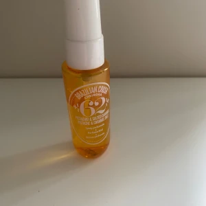 Sol de Janeiro bodymist - En mini bodymist från Sol de Janeiro i serien 62 med  doften Pistach & Salted Caramel. Den är perfekt att ta med i väskan!🩷Det är lite mer än hälften kvar av den, man kan se på bild 2