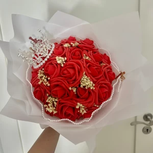 Evighetsrosor - Säljer nu min superfina blombukett av evighetsrosor med 20 röda rosor, en krona och pärlomslag. Går att få med ett hjärtformad guldgem där en lapp kan fästas i buketten❤️🌹Perfekt att ge till sin partner eller någon som förtjänar den för att minnas dig för alltid! Skriv privat för fler bilder eller information🥰