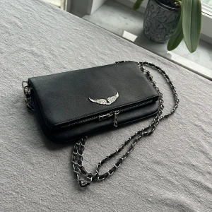 Zadig & Voltaire väska  -  Antar att den är äkta eftersom att jag fick bild på kvittot när jag köpte den här på Plick 💕💘 Har tyvärr tappat bort dust bagen, Den har inga missfärgningar eller rost.