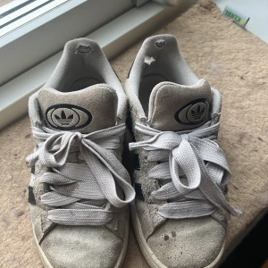 Adidas campus (slitna) - Säljer ett var adidas campus som är väldigt fula och lortiga. Vet ej ifall dom går att få rent men det går att byta ut till renare snöre. Säljer dom för billigt med tanke på det fula skicket. Vid hälarna var dom små hål (finns med på bilderna)