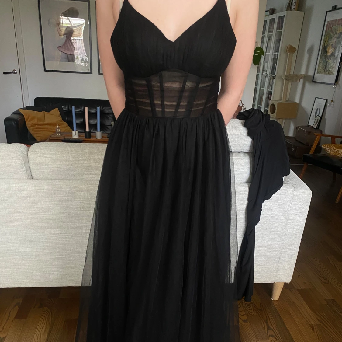 Svart långklänning med meshdetaljer från JJ's House