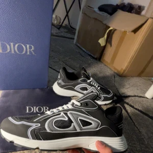 Dior B30 - Säljer ett fint or av dito B30 helt nya med orginal box och allt tillbehör skorna är i storlek 44 och aldrig använda, skriv för mer information skick 10/10