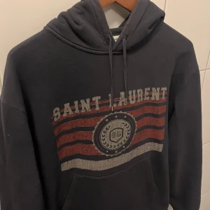 Saint Laurent Hoodie - Säljer nu min Saint Laurent hoodie. Den är extremt sällsynt och svår att få tag på därav priset Tar bud på den. Väldigt fint skick inga skador. Hör av er vid frågor 