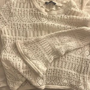 Vit virkad tröja från Zara -  virkad tröja från Zara med lång ärm u ring hals. Lite genomskinlig och använd några gånger 🥰