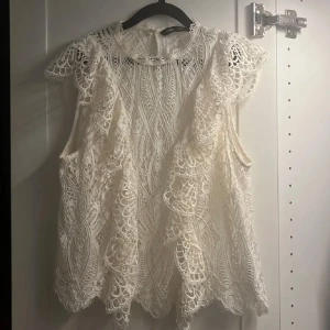 Vit spetsblus med volang - Säljer denna superfina vit blusen i spets❤️pris kan diskuteras