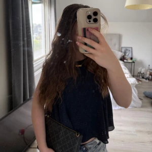 Svart ärmlös linnetopp - Säljer en svart, luftig och ärmlös linnetopp med lös passform. Perfekt för varma dagar och enkel att matcha med shorts eller jeans. Toppen har en rund halsringning och är tillverkad i ett lätt material. Passar från XS-M❣️