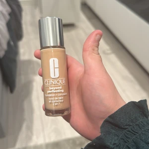 Clinique Beyond Perfecting Foundation + Concealer - ￼ Säljer min foundation – Endast använd en gång  Jag säljer min Clinique Beyond Perfecting Foundation + Concealer (CN 18 Cream Whip), som jag bara testat en gång – nyansen passar inte min hudton. Produkten är i nästan nytt skick och har förvarats torrt och rent med locket på. Foundation och concealer i ett – ger hög täckning och lång hållbarhet. Utgångsdatum: Finns inte Kan hämtas i Göteborg Hisingen Biskopgården eller skickas mot fraktkostnad (köparen betalar frakten). ￼  
